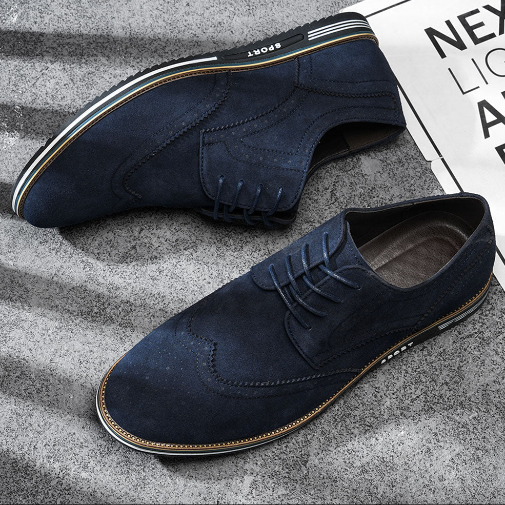 Detailopname van de Royal Navy Gideon Derby schoenen, toont de fijne textuur van het veganistische leer en de veters.