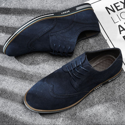 Detailopname van de Royal Navy Gideon Derby schoenen, toont de fijne textuur van het veganistische leer en de veters.