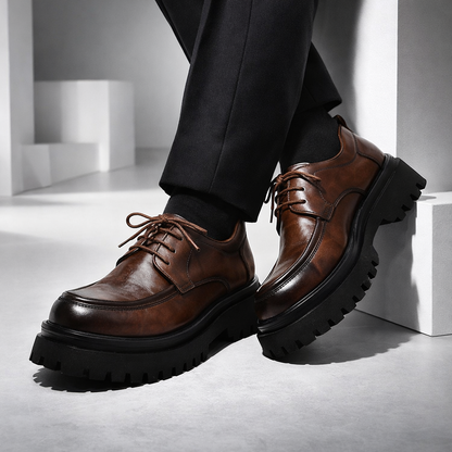 Close-up van de veters en het gladde leer van de Gideon derbyschoenen.