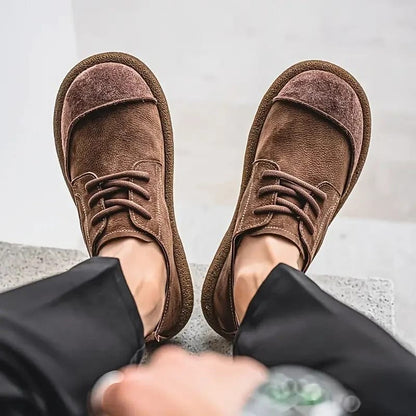 Een close-up van de vetersluiting van de Gideon herenschoenen, met aandacht voor de metalen oogjes.
