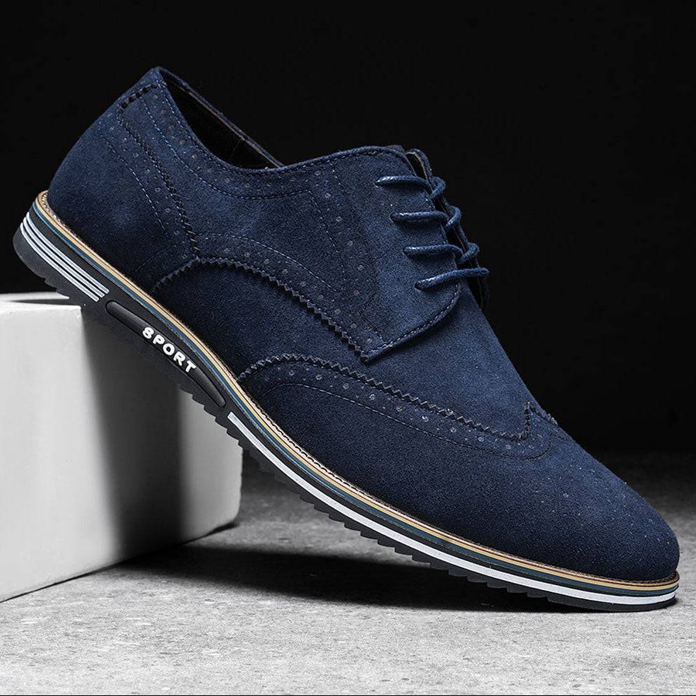 Bovenaanzicht van de klassieke Gideon Derby schoenen in Blackout, benadrukt het slanke ontwerp en de strakke afwerking.