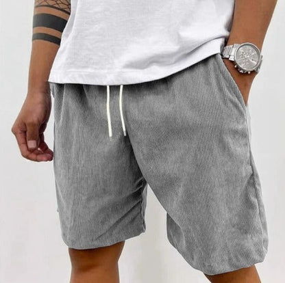 Zijaanzicht van de grijze Gideon shorts voor mannen, met aandacht voor de pasvorm