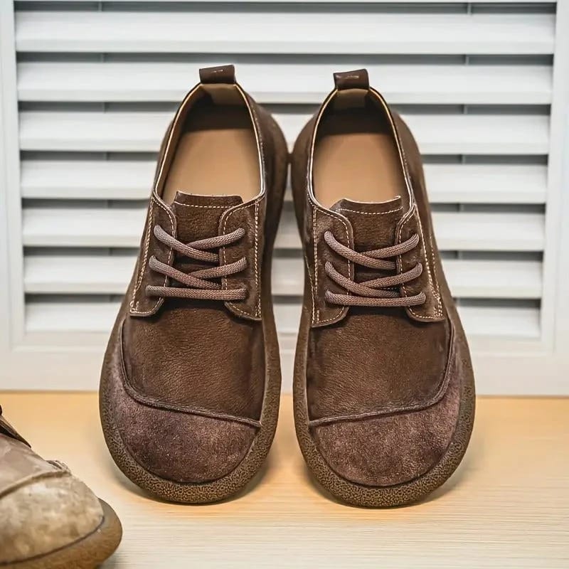Gideon suède schoenen gedragen door een man, gecombineerd met een casual broek voor een alledaagse look.