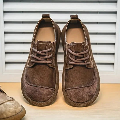 Gideon suède schoenen gedragen door een man, gecombineerd met een casual broek voor een alledaagse look.