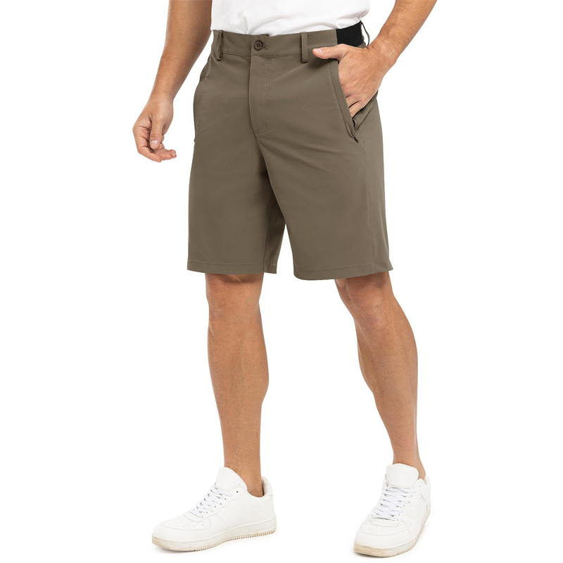 Bruine Gideon functionele stretch golfshorts, gedragen door een man die zit, wat de bewegingsvrijheid benadrukt