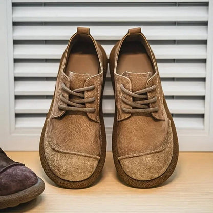 De robuuste zool van de Gideon herenschoenen, gezien vanaf de onderkant, voor grip en duurzaamheid.