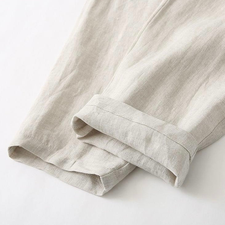 Detail van de zakken van de linnen broek, functioneel en discreet, passend bij het minimalistische ontwerp.