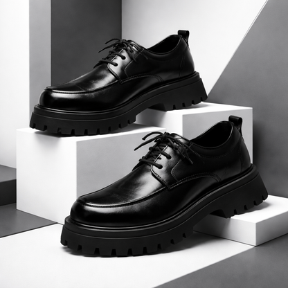 Zijaanzicht van de bruine leren derbyschoenen, de robuuste zool is duidelijk zichtbaar.