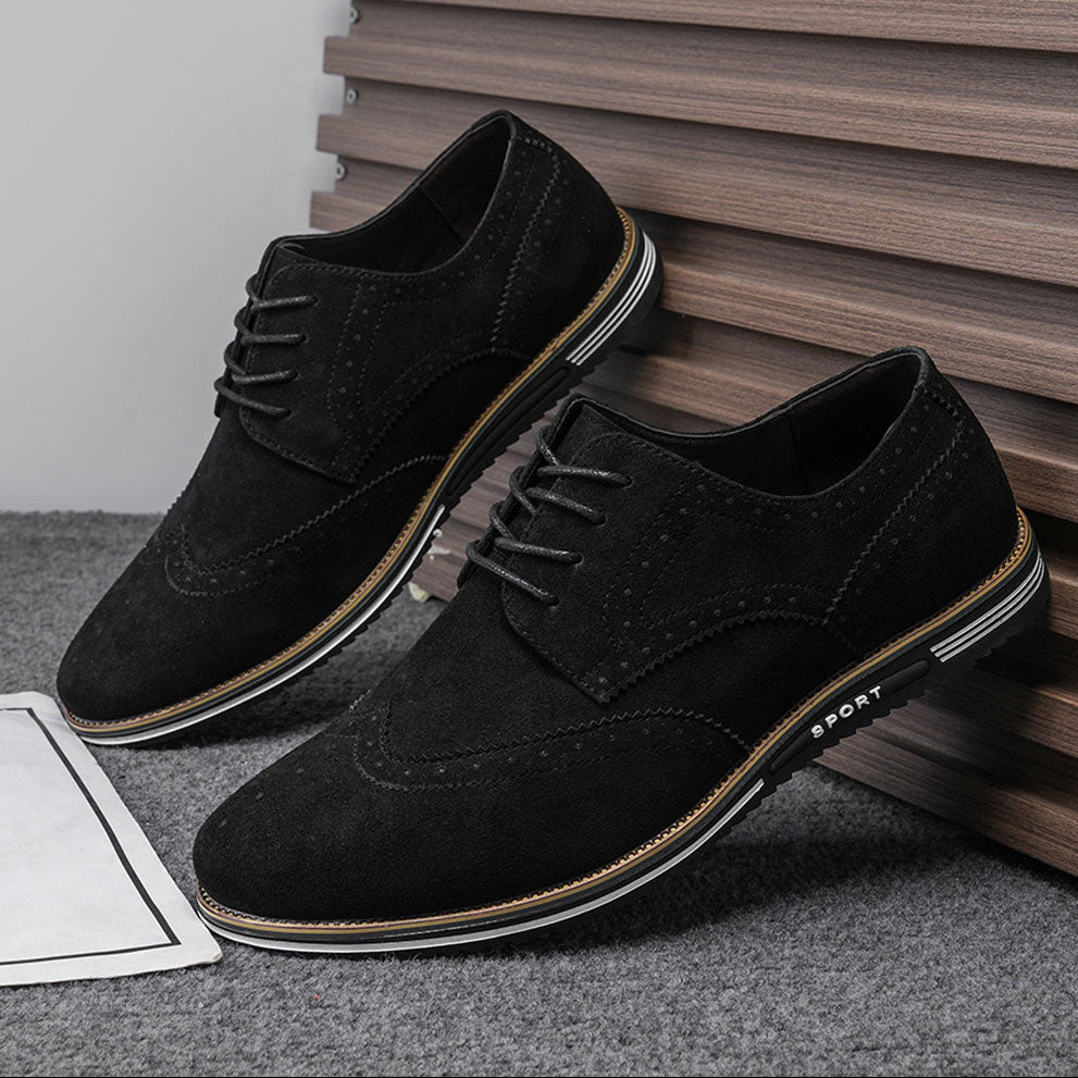 Gideon Derby schoenen in Royal Navy, liggend op een houten vloer, benadrukt de veelzijdigheid van deze herenschoenen.