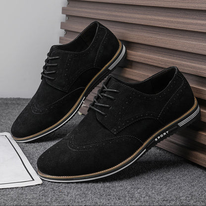 Gideon Derby schoenen in Royal Navy, liggend op een houten vloer, benadrukt de veelzijdigheid van deze herenschoenen.