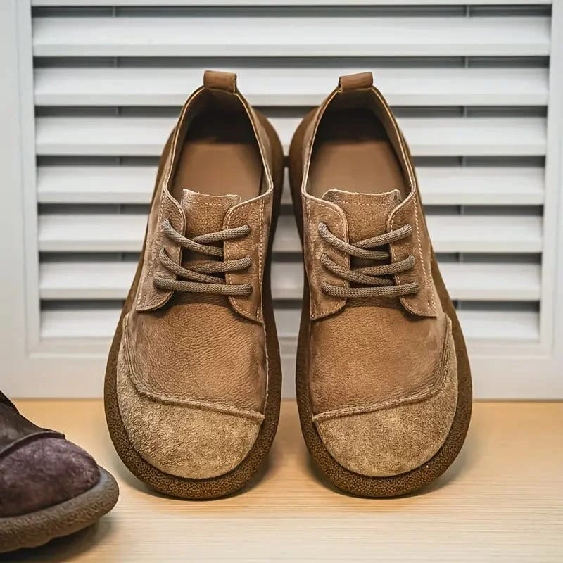 Achteraanzicht van de Gideon herenschoenen, met nadruk op de treklus en de vorm van de hiel.
