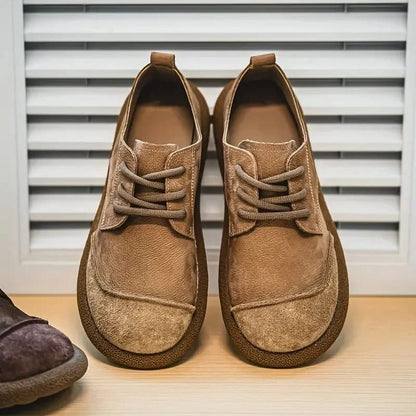 Achteraanzicht van de Gideon herenschoenen, met nadruk op de treklus en de vorm van de hiel.