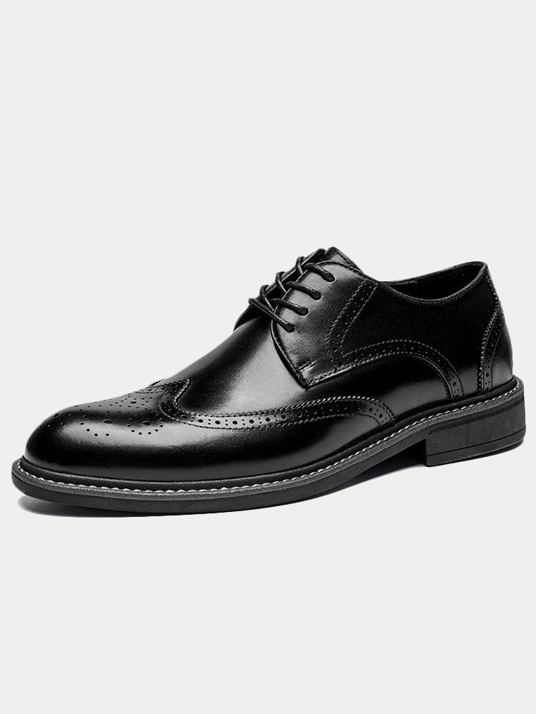 Detailopname van de verfijnde geperforeerde brogue details en de vetersluiting op de klassieke bruine herenschoen.