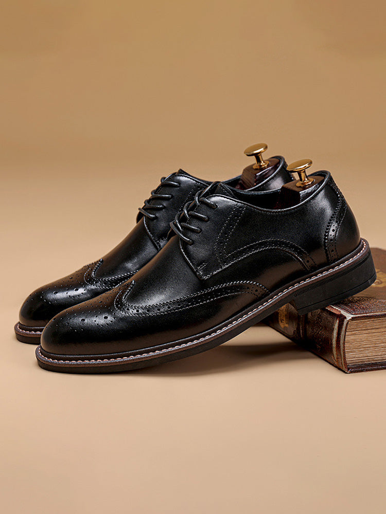 Zijaanzicht van de bruine Wingtip Brogue herenschoenen, waarbij de Derby silhouet en de lage blokhak duidelijk zichtbaar zijn.