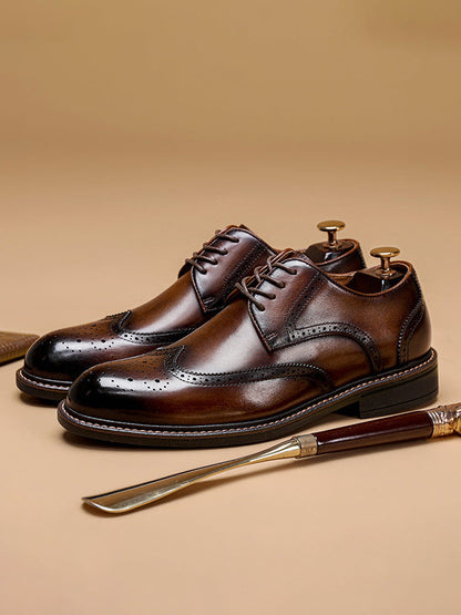 Close-up van het topnerf rundleer en de contraststiksels op de zijkant van de elegante bruine Brogue herenschoenen.