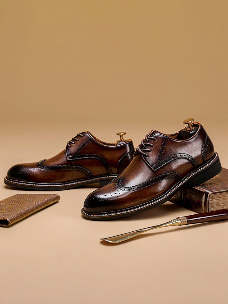 Zwarte Wingtip Brogue herenschoenen met glanzende afwerking, getoond in een professionele studio-opstelling voor een strakke look.