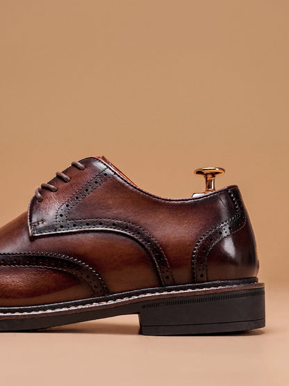 Gedetailleerde weergave van de antislip rubberen zool en de hand-burnished finish van de zwarte Wingtip Brogue herenschoenen.