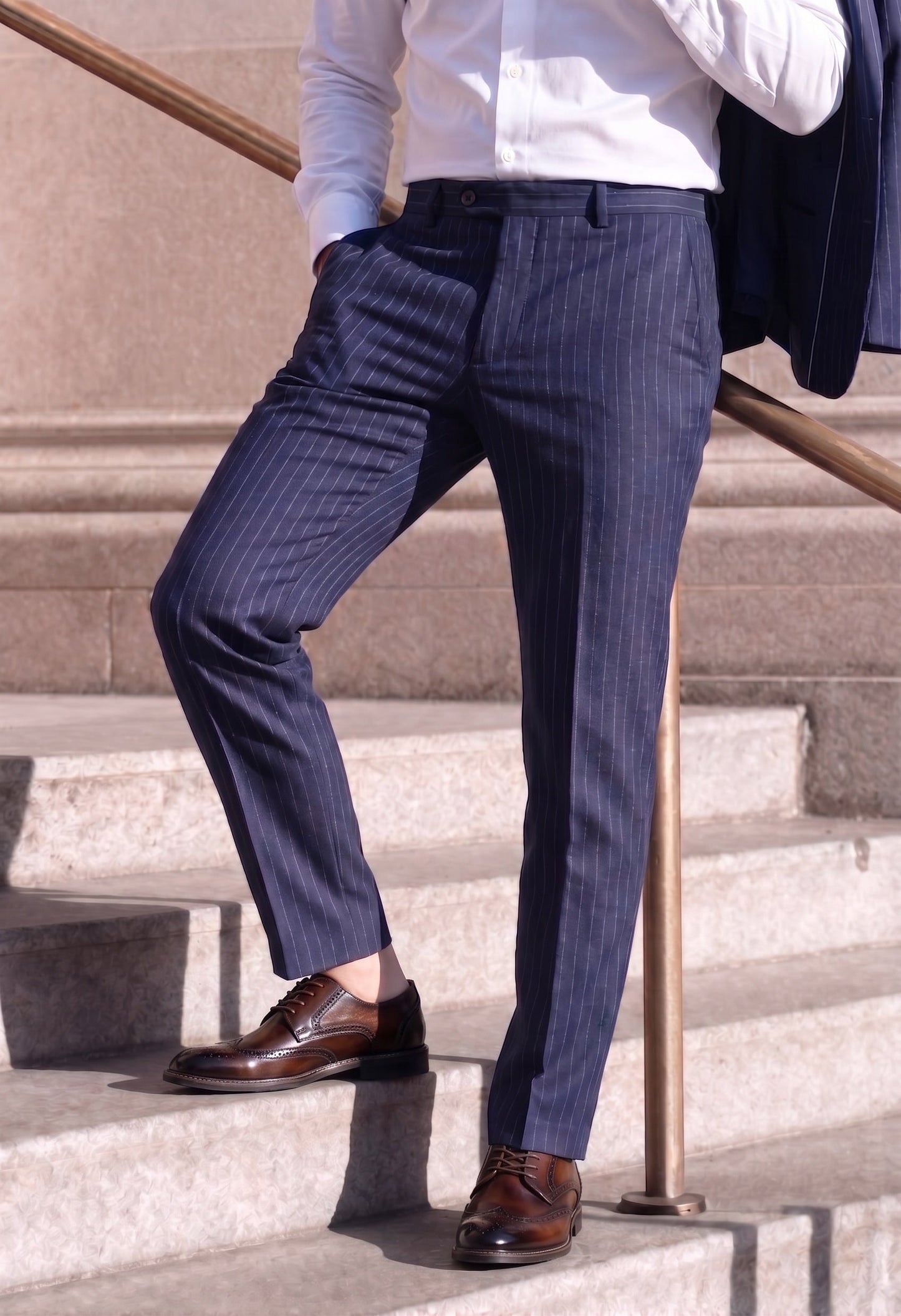 Bovenaanzicht van een paar zwarte Wingtip Brogue herenschoenen, met focus op de klassieke perforaties en de pasvorm.