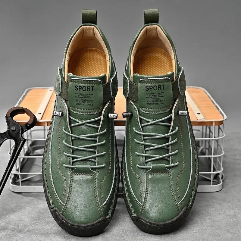 Witte leren herensneakers in een dynamische pose, toont de flexibiliteit van het ontwerp.