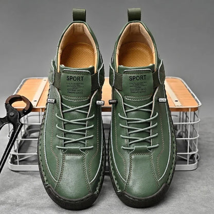 Witte leren herensneakers in een dynamische pose, toont de flexibiliteit van het ontwerp.