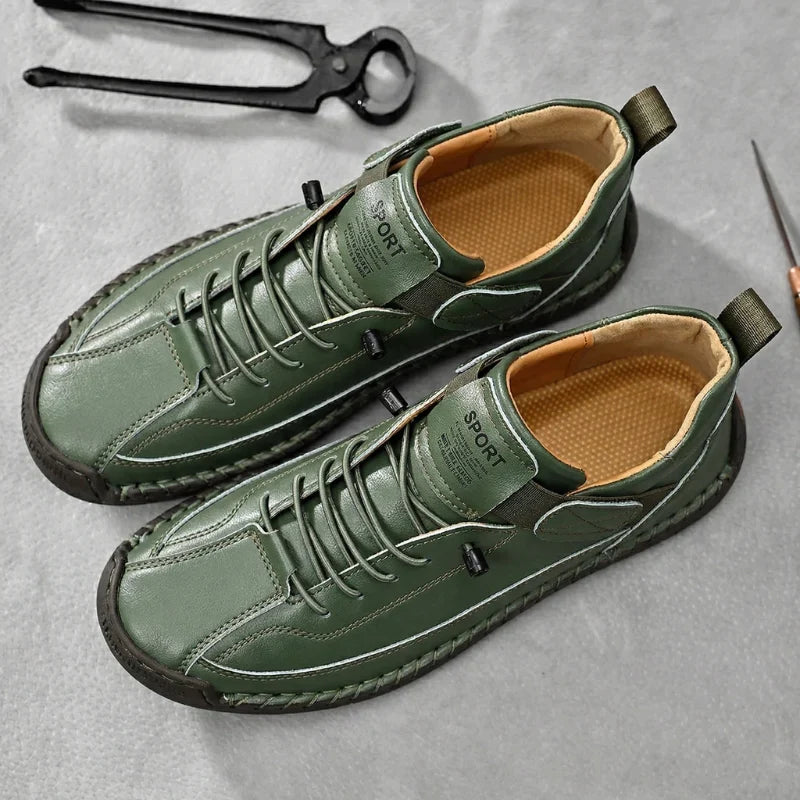 Crème leren herensneakers, gepresenteerd als een essentieel onderdeel van een smart-casual outfit.
