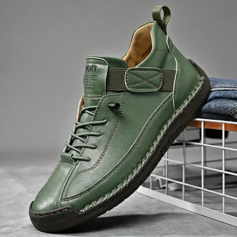 Groene leren herensneakers, vanuit een schuine hoek, waarbij de kwaliteit van het leer opvalt.