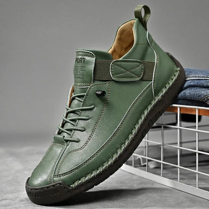 Groene leren herensneakers, vanuit een schuine hoek, waarbij de kwaliteit van het leer opvalt.