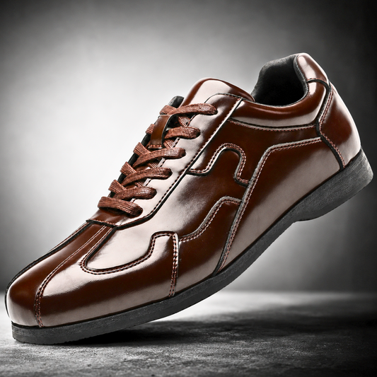 Zijaanzicht van de Silas bruine leren sneakers met vetersluiting, gestikte details en een witte zool op een effen achtergrond.