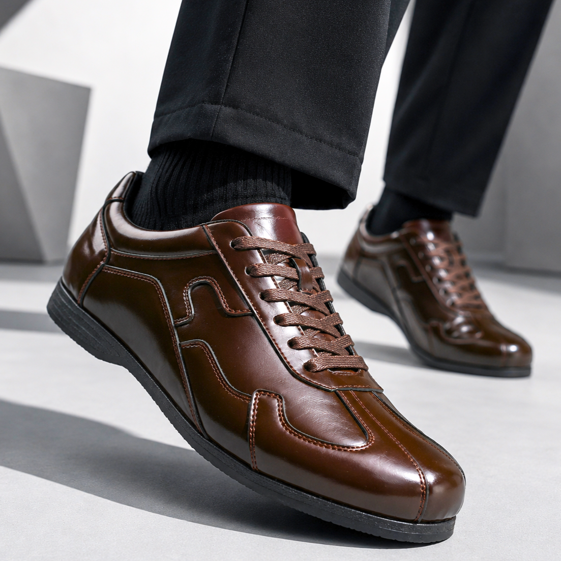 Bovenaanzicht van de Silas zwarte leren sneakers, met nadruk op de veters en de textuur van het echte leer, elegant gepresenteerd.