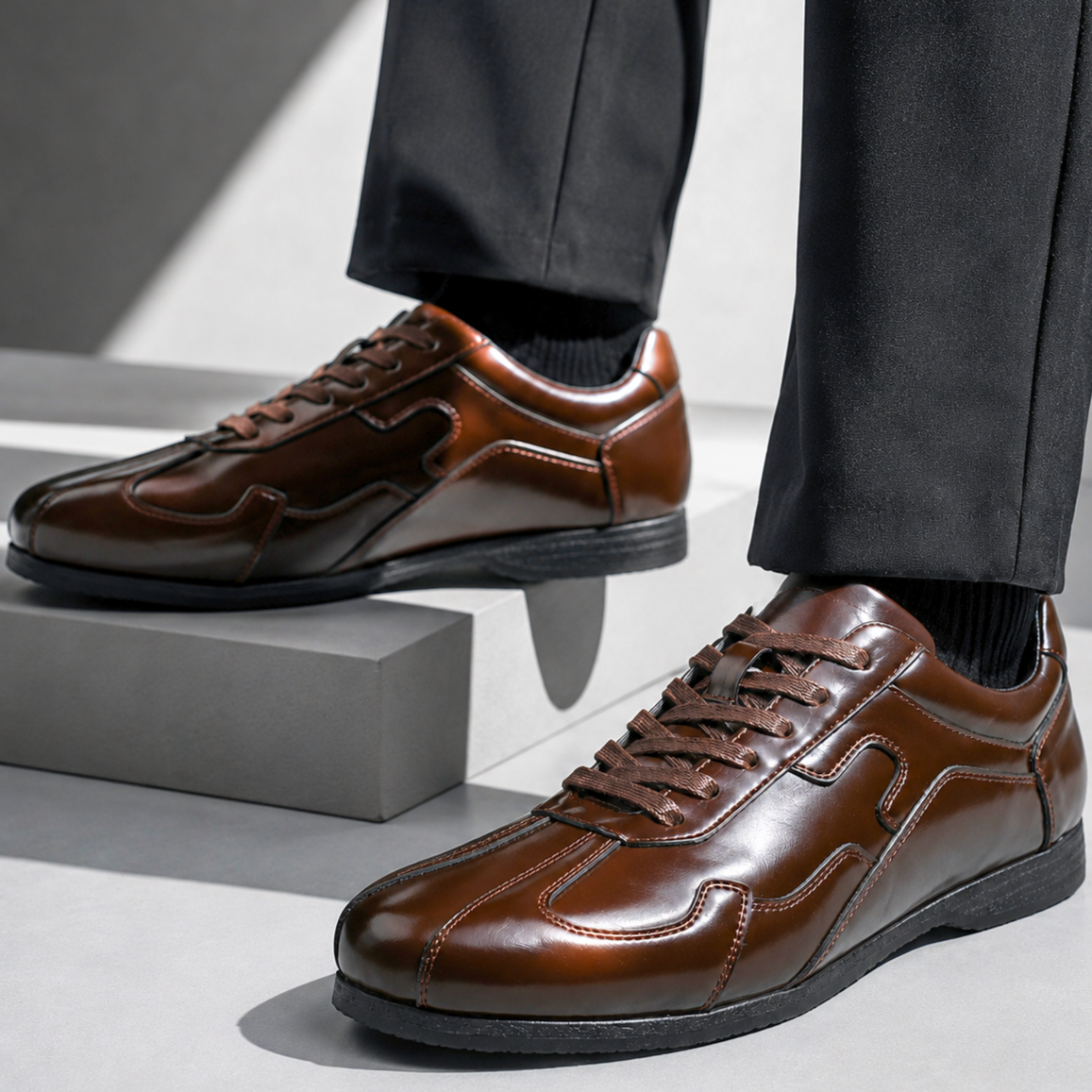 Een man die de Silas zwarte leren sneakers draagt in een stedelijke omgeving, gecombineerd met een casual broek.