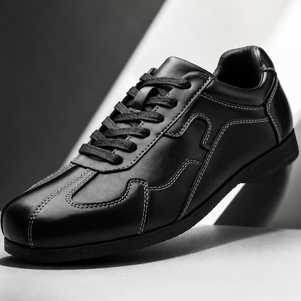 Close-up van de zool van de Silas leren sneakers, waarin de ergonomische demping en het profiel zichtbaar zijn.
