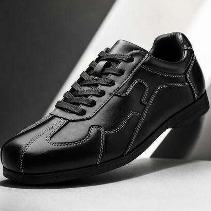 Close-up van de zool van de Silas leren sneakers, waarin de ergonomische demping en het profiel zichtbaar zijn.