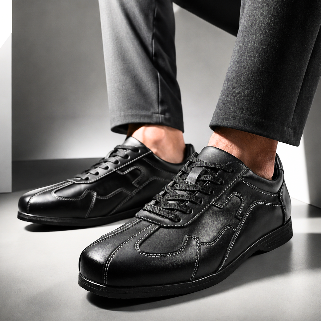 Een paar Silas zwarte leren sneakers naast elkaar op een lichte ondergrond, perfect voor productfotografie.