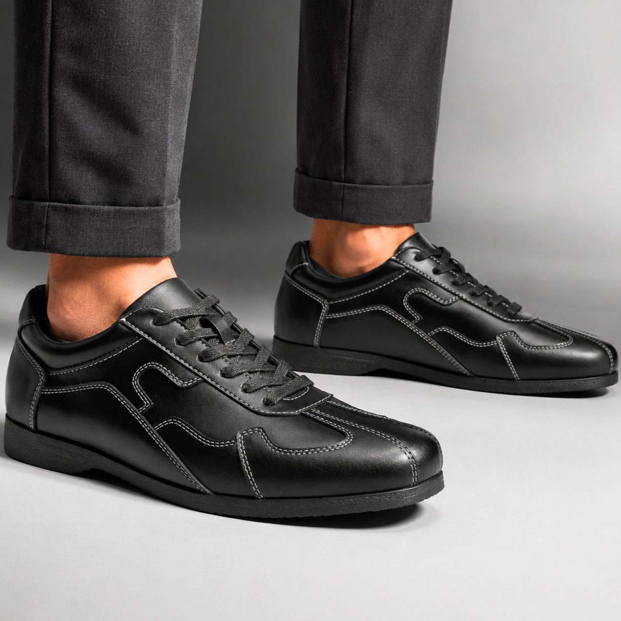 Zijaanzicht van de Silas bruine leren sneakers, gedragen tijdens een wandeling, waardoor de flexibiliteit en het comfort van de schoen worden benadrukt.