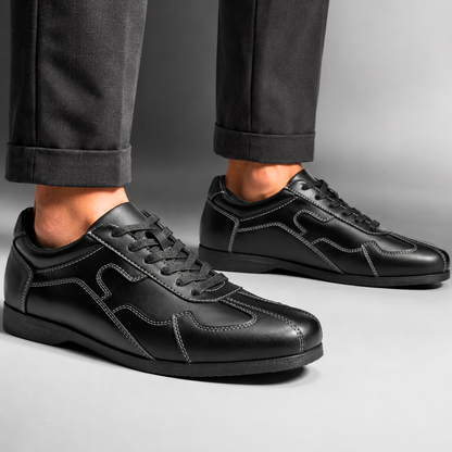 Zijaanzicht van de Silas bruine leren sneakers, gedragen tijdens een wandeling, waardoor de flexibiliteit en het comfort van de schoen worden benadrukt.