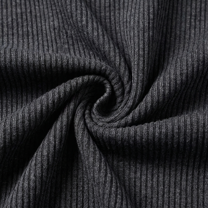 De bruine gebreide Henley sweater plat gelegd op een neutrale achtergrond, met aandacht voor de nette afwerking en details.