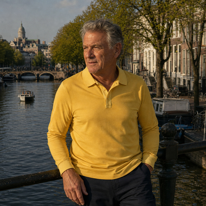 Een man in het Mick poloshirt met lange mouwen geniet van een wandeling in de natuur, comfortabel en modieus.