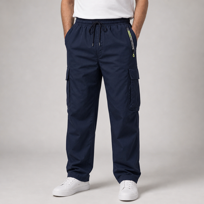 Close-up van de elastische tailleband met trekkoord van de Kaj cargobroek, ideaal voor een aanpasbare en comfortabele fit.