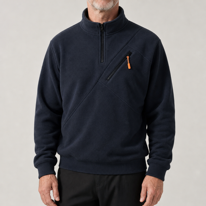 Close-up van de geribde manchet en zoom van de olijfgroene sweater, voor een perfecte pasvorm.