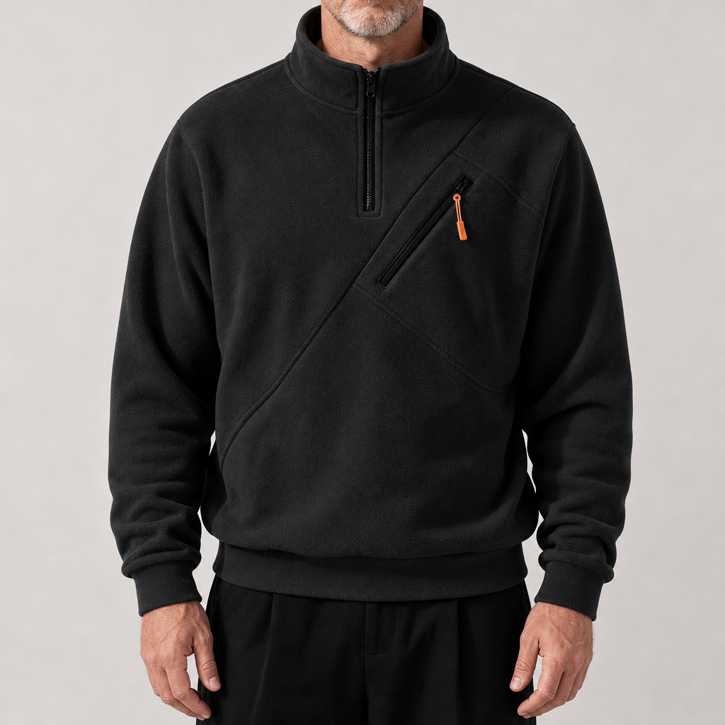 Zwarte sweater in een lifestyle setting, casual gedragen voor een ontspannen en stijlvolle look.
