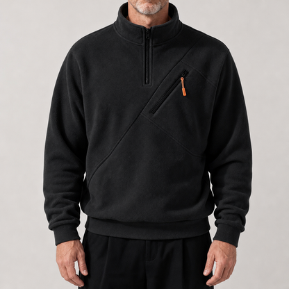 Zwarte sweater in een lifestyle setting, casual gedragen voor een ontspannen en stijlvolle look.