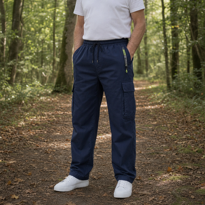 Achterkant van de zwarte Kaj cargobroek, met aandacht voor de rechte pijp en de algemene relaxte uitstraling van de broek.