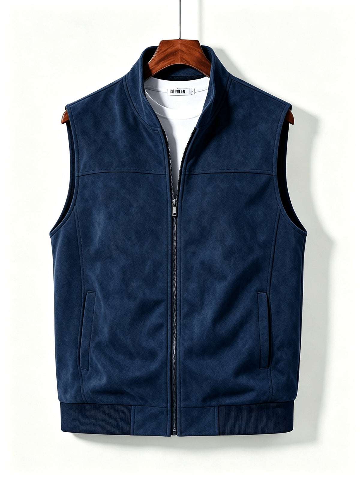 Detailopname van de opstaande kraag en de soepele ritssluiting van het marineblauwe mouwloze vest voor heren.