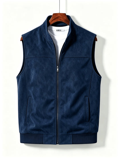 Detailopname van de opstaande kraag en de soepele ritssluiting van het marineblauwe mouwloze vest voor heren.