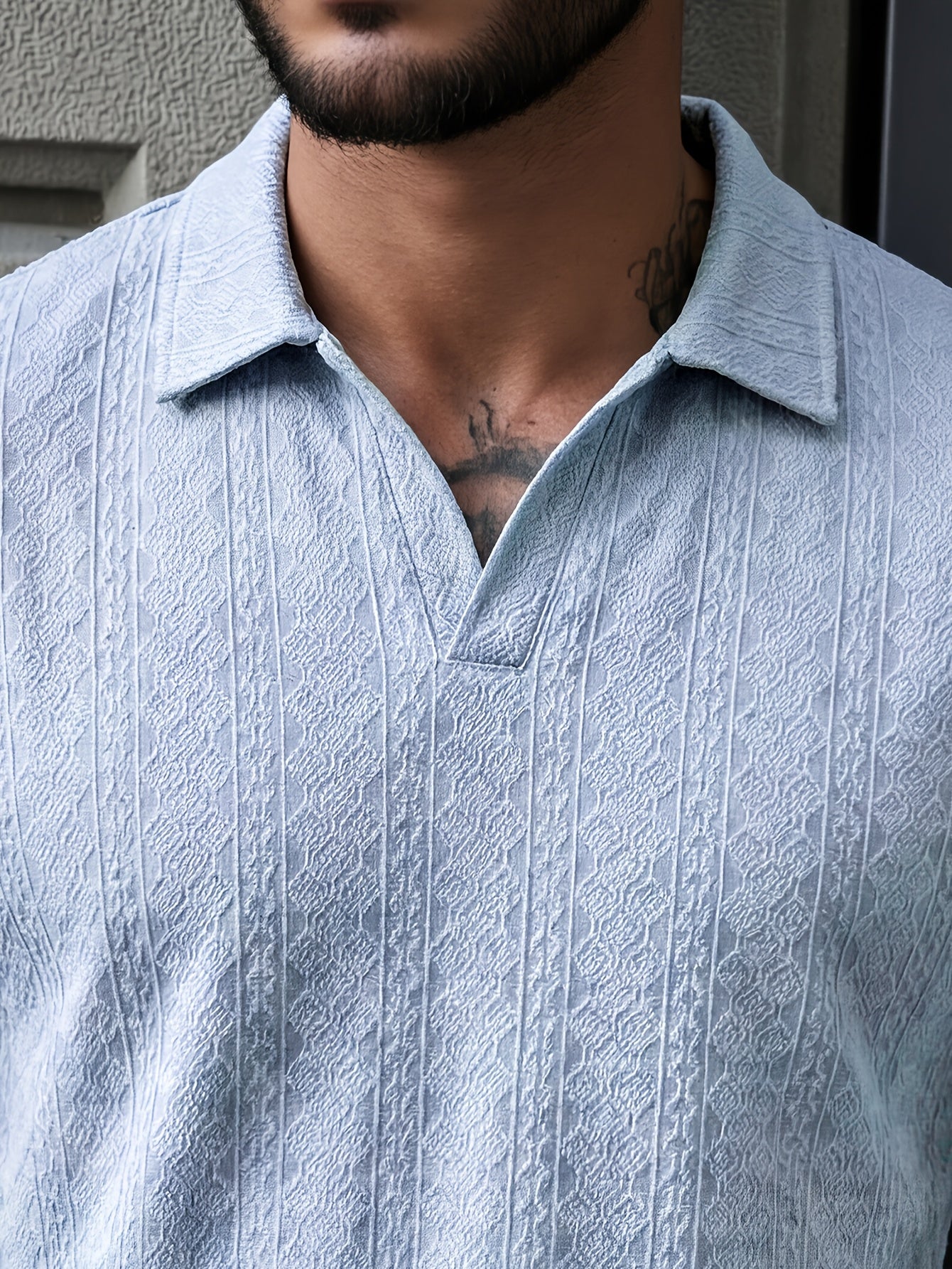 Achterkant van de Hugo poloset, met aandacht voor de details van de short en het poloshirt.