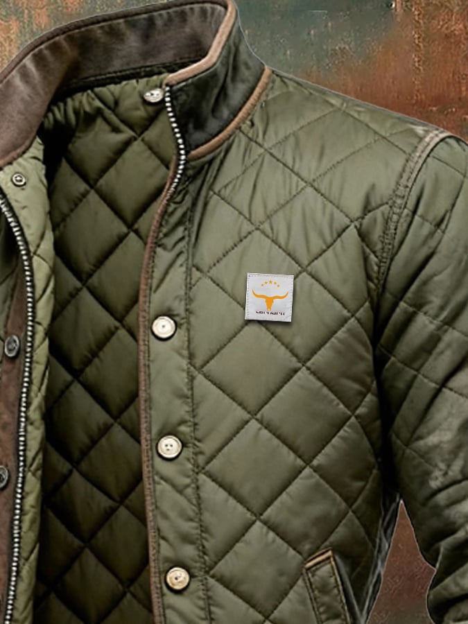 Detailopname van de hoge kraag en praktische zakken van de stijlvolle heren overgangsjas.