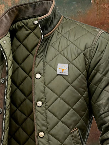 Detailopname van de hoge kraag en praktische zakken van de stijlvolle heren overgangsjas.