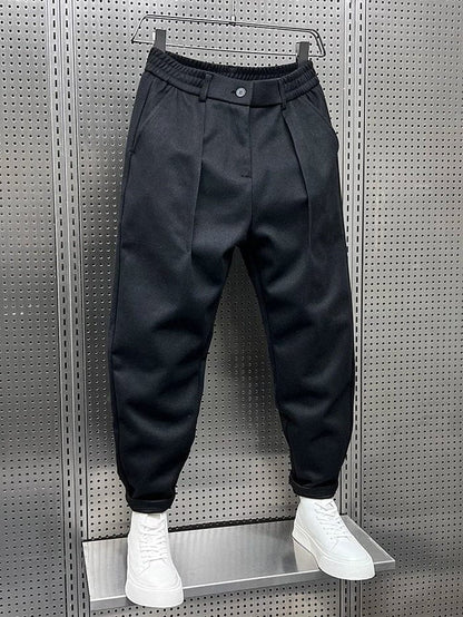 De bruine broek liggend op een platte ondergrond, toont de volledige snit en het ontwerp.