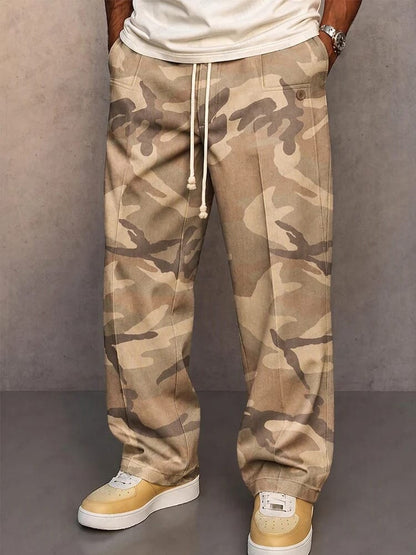 Detailopname van de trekkoord tailleband van de heren camouflage broek, die de verstelbare en comfortabele pasvorm toont.