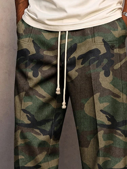 Achterkant van de blauwe camouflage broek, die de strakke val van de hoogwaardige katoenen stof op een model accentueert.